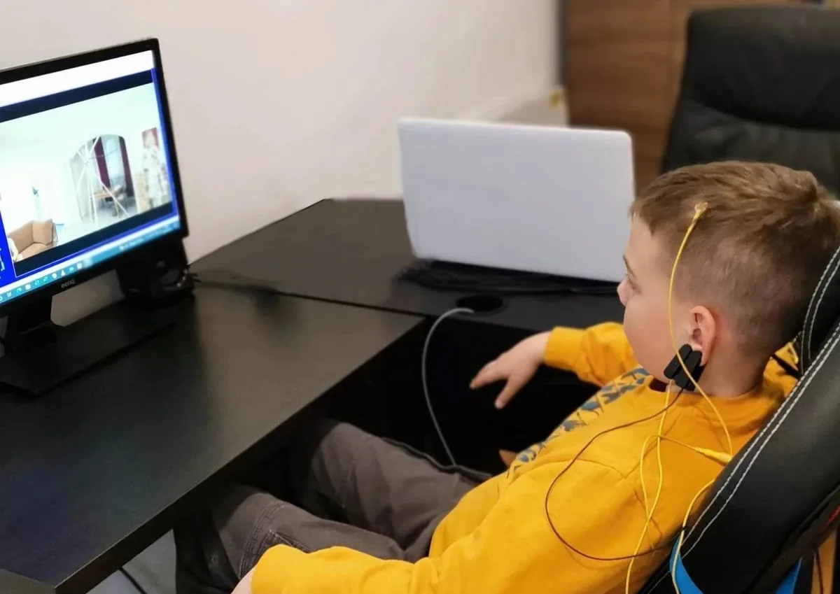 Gyermek neurofeedback tréning közben a számítógép előtt